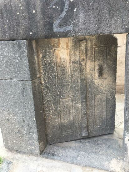 Eine tonnenschwere Steintür mit herausgearbeiteten Scharnieren, die sich sehr leicht bewegen ließ