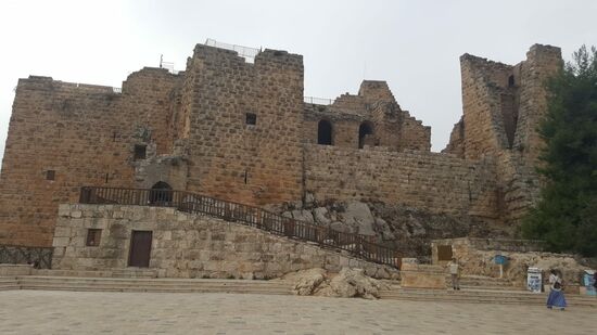 Nach weiteren 1,5 Stunden Fahrt sind wir am Castle von Ajloun-es wurde 1184 auf den Ruinen eines Klosters erbaut