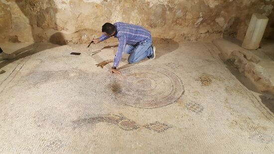 Hier werden mühselig Mosaike freigelegt