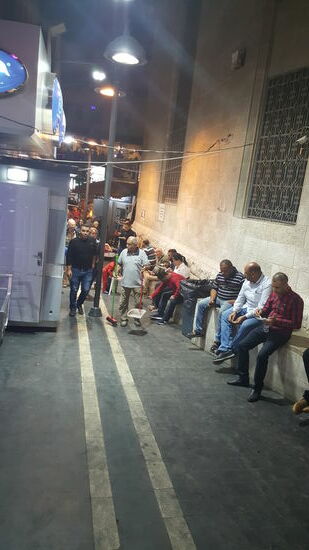 Schlange stehen ist angesagt! Dann bekommt man für 0.7 JD ein Stück warmen Schafskäse mit knusprigem Pistazien-Honig Mantel