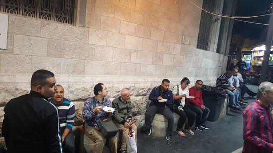 Da sitzen die Männer alle und verzehren genüßlich das süße Zeug...