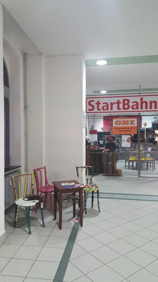 ...mit bunten Stühlen und durchaus ein Bild wert. Leider hat das Bistro gerade geschlossen wegen Weihnachtsferien.