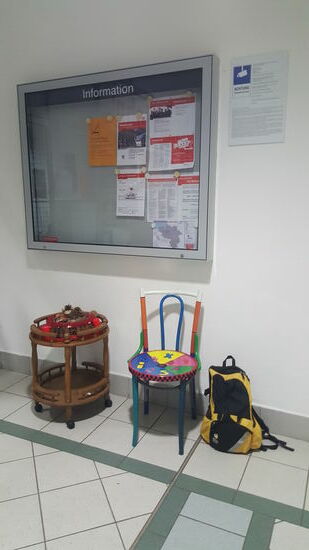 Die Wartehalle des Bahnhofs in Helmstedt ist sehr gemütlich gestaltet...