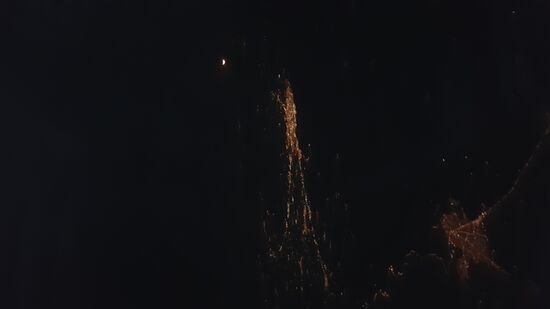 Wir fliegen nicht sehr och und können unter uns gut  die Glitzerwelt des Orients sehen