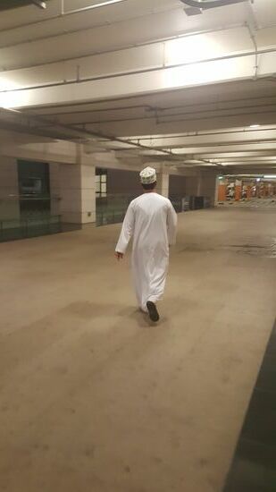 Er führt uns durch das Labytinth der Parkgaragen...