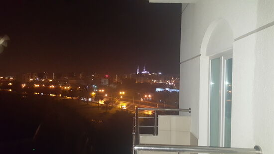 Unterwegs sehen wir schon 2 große beleuchtete Moscheen—eine davon auch von unserem Balkon...