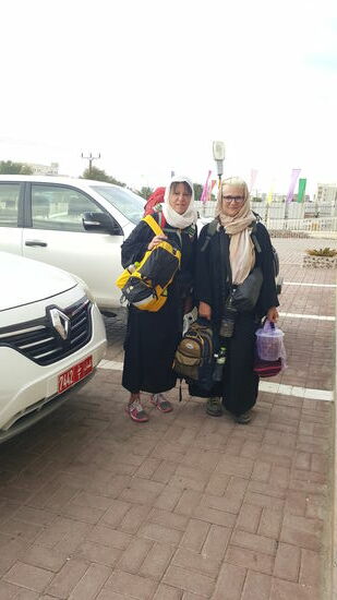 Um 8 Uhr sind wir in unserer „Reisekleidung“ bereit mit unserem Gepäck —nicht zu vergessen, der Eimer mit den Datteln.....