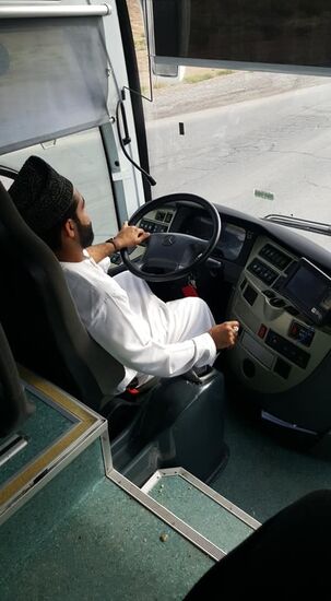 Er fährt sehr entspannt, zeitweise legt er sogar den linken Fuß aufs rechte Knie