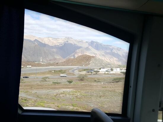 Der Blick aus dem Busfenster auf die endlose Weite mit den Bergen...