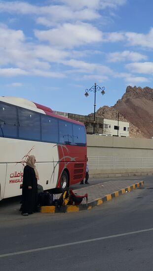 Wir warten mit unserem vielen Gepäck...