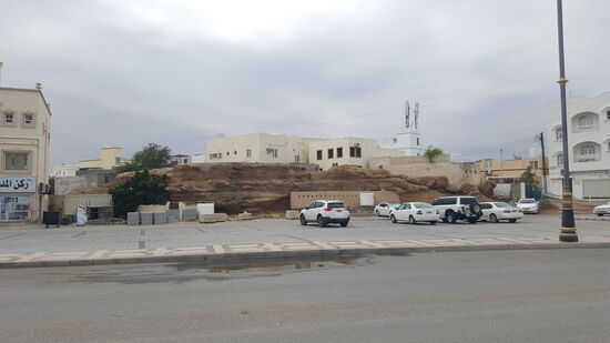Mitten im Wohngebiet noch ein restlicher Felsen, der vermuten läßt, dass hier überall Berge waren