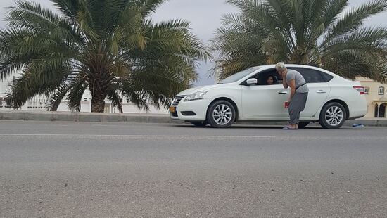 Immer wieder wird uns aus den Auto ein „hallo“ zugerufen und gewunken. Hier stoppt sogar eine arabische Frau und möchte uns helfen, weil wir uns mal kurz auf den Bordstein gesetzt haben