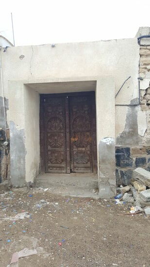 Auch wenn die Häuser komplett zerstört sind, ist immer noch eine schöne Tür vorhanden...