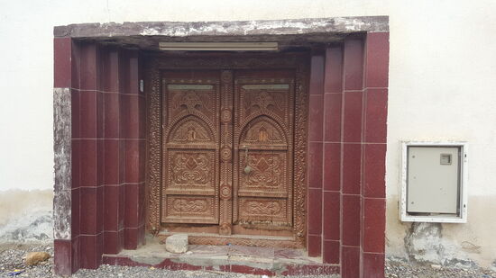 Wir gehen die ganze Strecke wieder zurück und bestaunen dabei die schönen Türen an den Wohnhäusern...