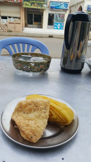 Wir kehren in einem kleinen Imbisß bei einem alten Mann ein und essen fettiges Gebäck: süß und salzig—erstaunlich, dass auch die älteren Menschen hier zumindest etwas Englisch sprechen