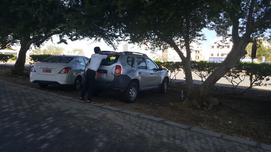 Claudia fragt an der Rezeption nach einem Lappen für die Autoscheibe—da wird gleich der Junge losgeschickt und der ganze Wagen saubergemacht....