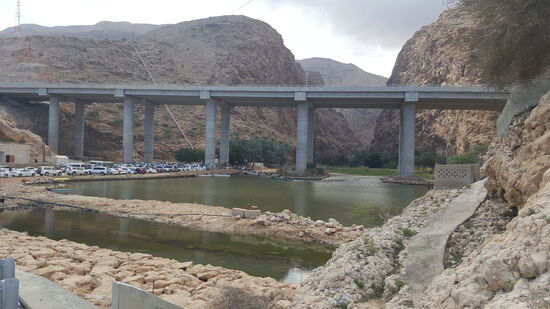 Wir halten uns nicht lange auf und fahren weiter zum „Wadi Shab“—auch hier sind schon massenhaft Touris