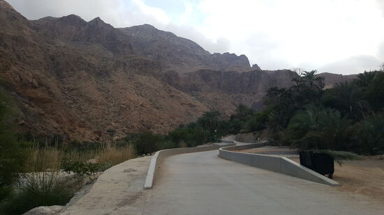 Weiter gehts zum „Wadi Tiwi“ - hier parken wir weit vorn am Eingang der Schlucht und gehen die Straße