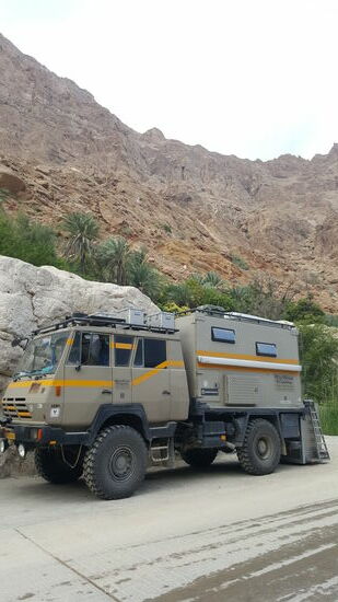 ...von dem habe ich auch schon mal im Internet gelesen, mußte ich doch gleich nochmal googeln. Der Mann ist 67 Jahre und  seit 2016 mit seiner „Piggy“ unterwegs. Er hat schon die halbe Welt umrundet und reist solange das Geld reicht und seine Gesundheit mitmacht. Er bietet auch an, kurze Strecken mitzureisen.
Wen es interessiert: ww2xplore.com