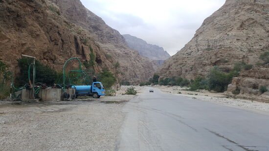 Auf dem Rückweg: hier wird Kies aufgeladen und nebenbei gedaddelt...
