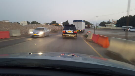 ES wird dunkel und wir machen uns auf den Heimweg—um 18 Uhr sollen wir das Auto abgeben—alle fahren schön langsam über die „Bumper“