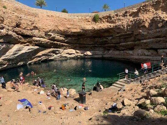 Ein paar Stufen hinab zum Kiesstrand...