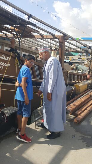 Das ist Khalifa  mit einem der Enkel