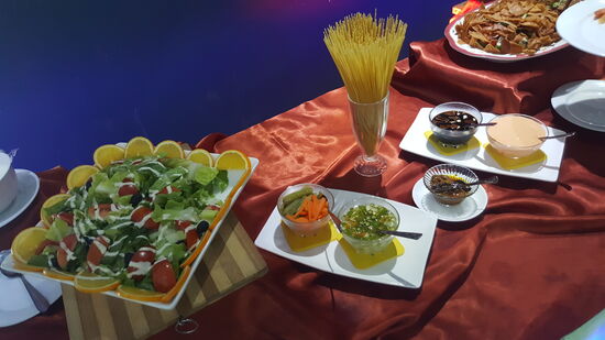 Salat und verschiedene Dips...Hummus...