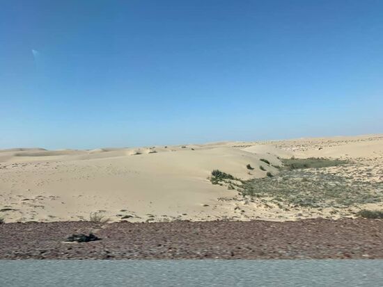 Rechts die unendliche Wüste....