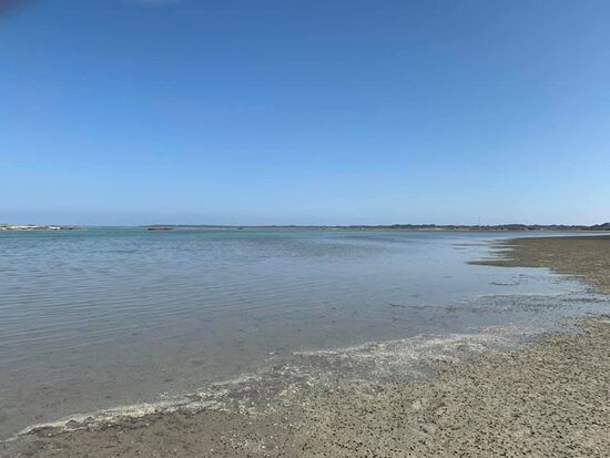 Als wir im Camp ankommen, ist kein Mensch zu sehen—wir befürchten schon das Schlimmste, aber schließlich finden wir in der letzten Hütte einen jungen Mann beim Wäsche waschen...