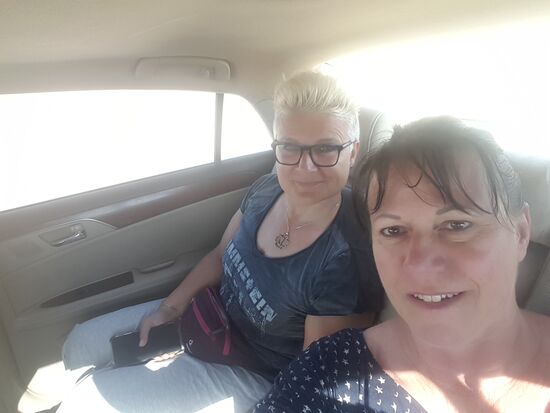 Wir 2 haben es gut im Fond des klimatisierten Wagens...