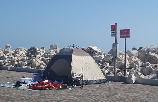 Tj—die haben es sich hier richtig häuslich eingerichtet. Aber ob und wann der Bus fährt, wissen sie nicht. Als ich frage und auf das schild zeige, staunen sie nur
