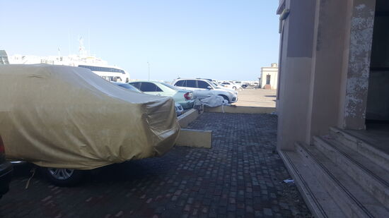 Hier vor dem verwaisten Coffee-shop liegen auch ein paar schlafende Männer rum...