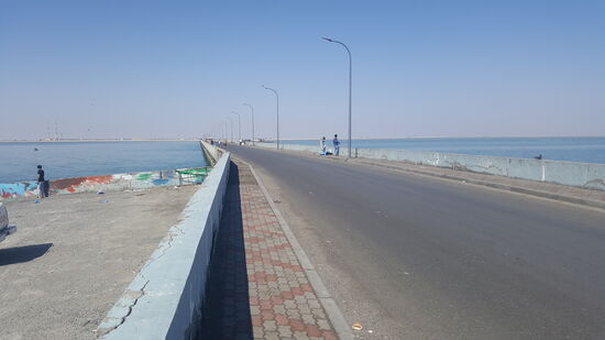 Überall stehen Angeler und einer hat sogar  auf der Brücke sein Zelt aufgeschlagen