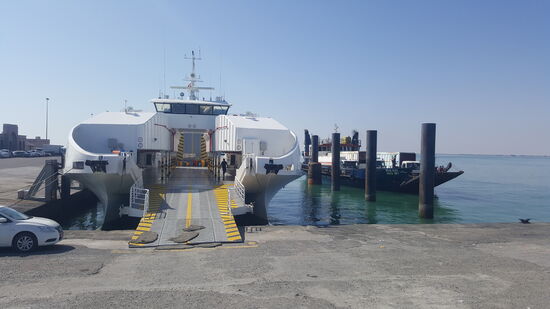 Rechts ist die alte Fähre—sie nimmt viele LKWS mit zur Insel und legt ab, wenn sie voll ist. Gerade schon vor unserem großen Schiff