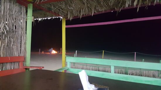 Gegen Abend gibt es ein Feuerchen am Strand und Marhout grillt Fische fürs Dinner