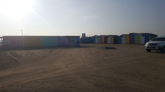 Langsam erwachen alle im Camp...links ist der „Mehrbettcontainer“