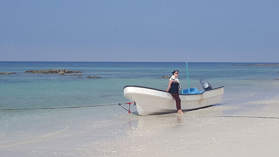 Unser Bootsfahrer ist noch nicht da—so warten wir hier an dem schönen Strand