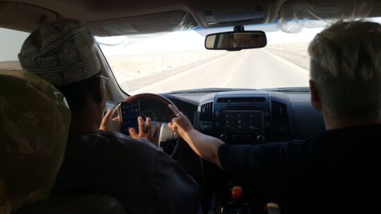 Abdul telefoniert und Claudia muss den Wagen lenken.