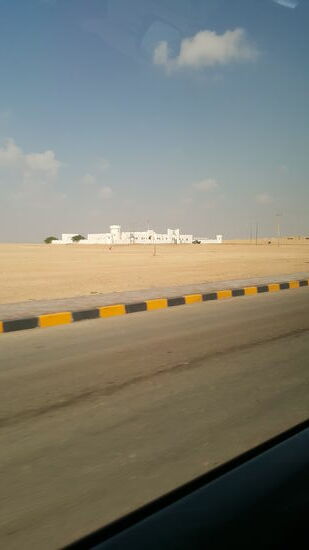 So mitten in der großen Weite ist hier ein Regierungsgebäude