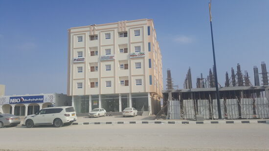 Hier wohnen wir—es ist wohl eine Unterkunft für die Arbeiter—rechts und links Baustellen....