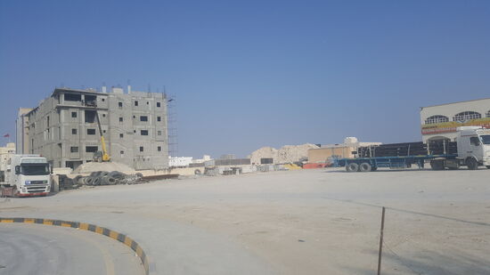 Der ganze Ort hier scheint eine Baustelle zu sein!!!