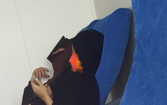 Hier sind die Frauen oft komplett verhüllt, oder sie tragen so gruselige Masken