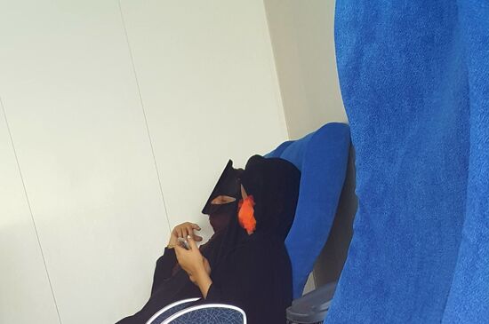 Diese Masken werden meist von den älteren Frauen getragen, selten wie hier von jüngeren. Beide haben uns aber interessiert angeschaut und eine hat Claudia sogar die Hand gegeben