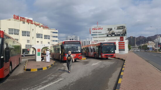 In Ruwi angekommen, wimmeln wir wieder alle Taxifahrer ab ,gehen zur Busstation und nehmen hier die Linie 1 nach „Muttrah“