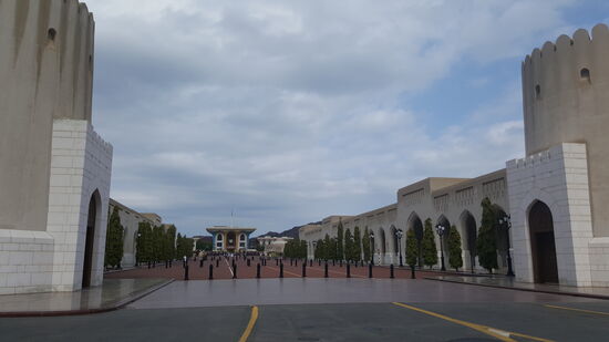 Der „Al-Alam-Sutanspalast“—hier lassen wir uns Zeit und spazieren ausgiebig herum