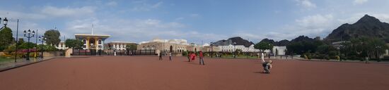 Der Palast wurde 1970 nach der Machtübernahme errichtet, dazu mussten viele Häuser  der Altstadt, darunter auch prachtvolle historische Gebäude reicher Handelsherren, weichen.