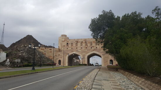 Das „Maskat Gate Museum“ —es wurde in einem riesigen Torhaus angesiedelt—wir gehen hinauf und genießen die Aussicht