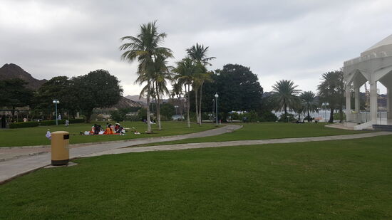 Überall Familien beim picknicken und Kinder beim spielen