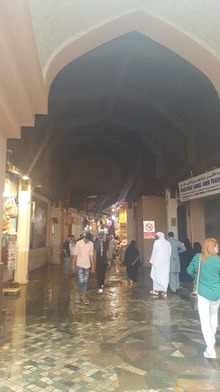 Inzwischen ist es 15.30 Uhr —die Gebetszeit vorbei und im  Souk packen die Händler ihre Waren aus